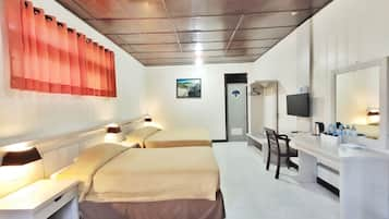 Deluxe Triple Room (VIP ) | Meja, Wi-fi percuma 