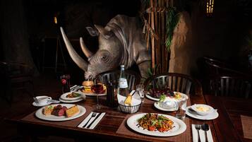 Breakfast, lunch, dinner served; Regional cuisine