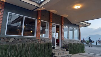 Se sirven desayunos, almuerzos y cenas; cocina indonesia