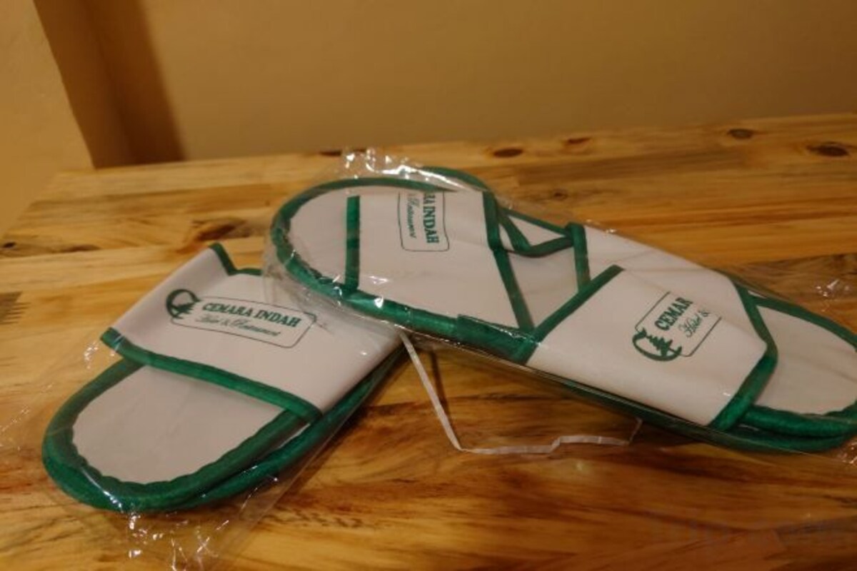 Bathroom amenities | Shower, free toiletries, towels