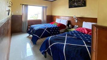 Habitación de hotel con dos camas, ventana con cortinas, un cuadro en la pared y suelo de baldosas.