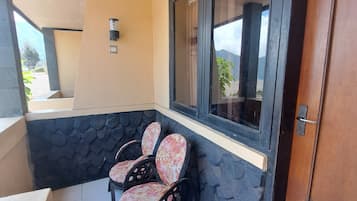 Standard Twin Room | Terrace/patio