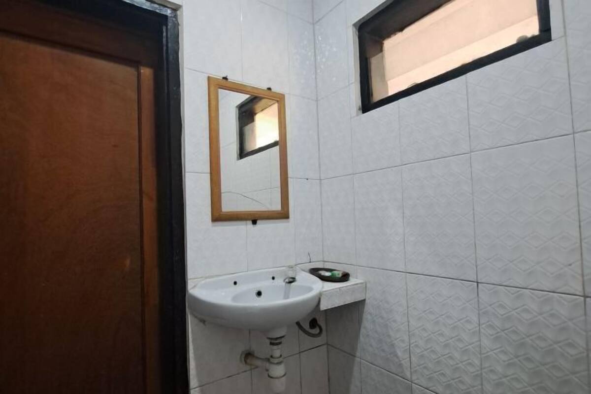 Shower, free toiletries, towels