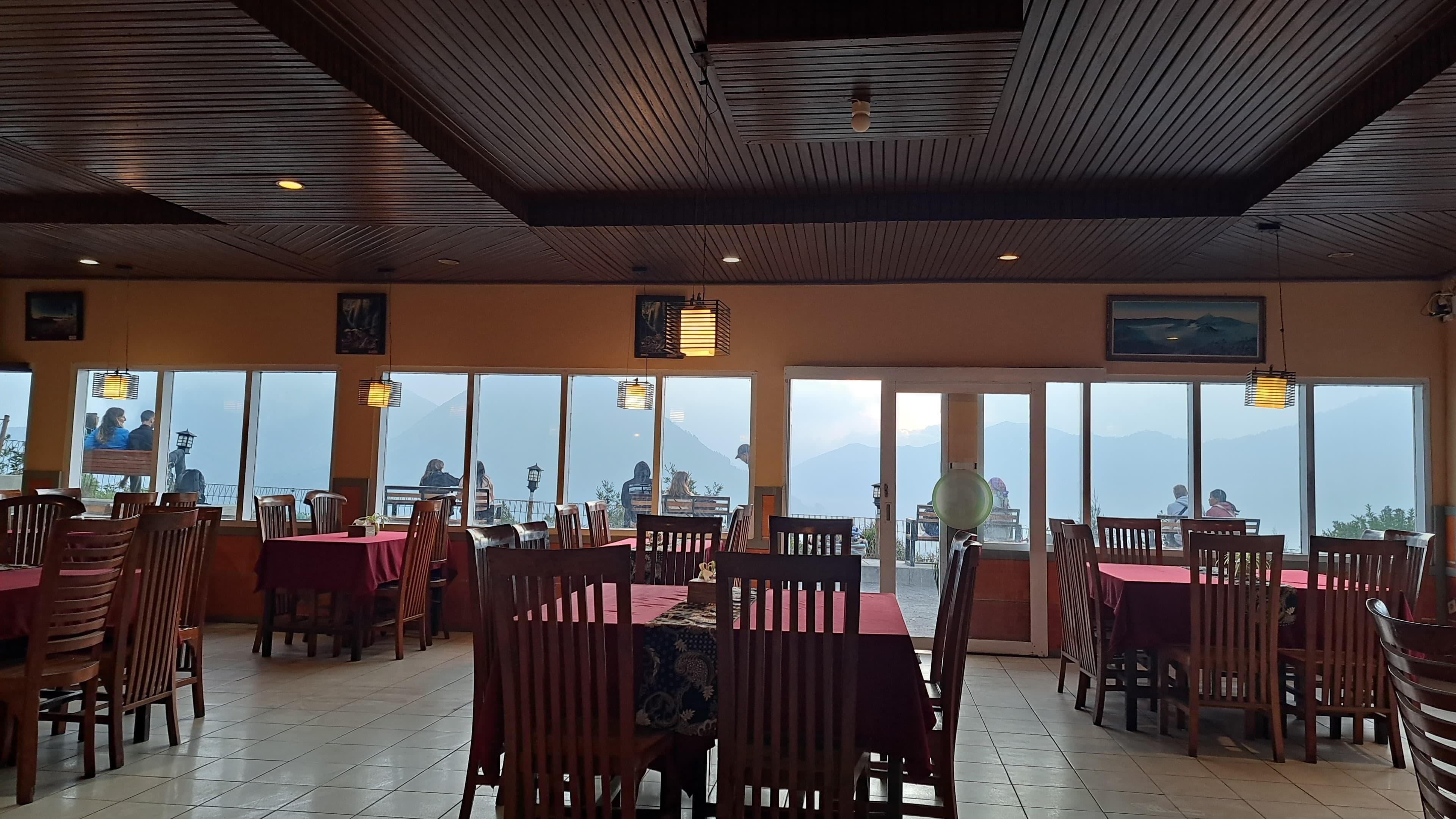 供应早餐、午餐和晚餐，印尼菜