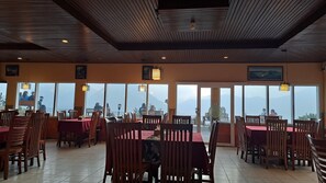 Serveert ontbijt, lunch, diner, Indonesische gerechten 