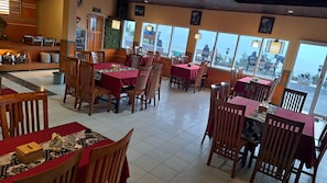 Breakfast, lunch and dinner served - Cemara Indah Hotel (Ngadisari)