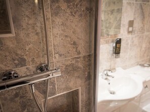 Standard Double Room, Ensuite (Pearl Double En-Suite) | Bathroom - The Pearl Hotel (Peterborough)