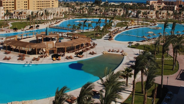 Outdoor pool, pool umbrellas, sun loungers - Royal Lagoons Resort & Aqua Park (Hurghada)