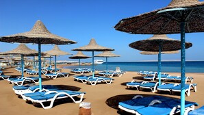 Private beach, free beach shuttle, sun loungers, beach umbrellas - Royal Lagoons Resort & Aqua Park (Hurghada)