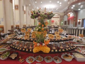 2 restaurants; breakfast, lunch and dinner served  - Royal Lagoons Resort & Aqua Park (Hurghada)