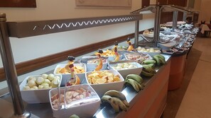 2 restaurantes; se sirve desayuno, almuerzo y cena; cocina internacional