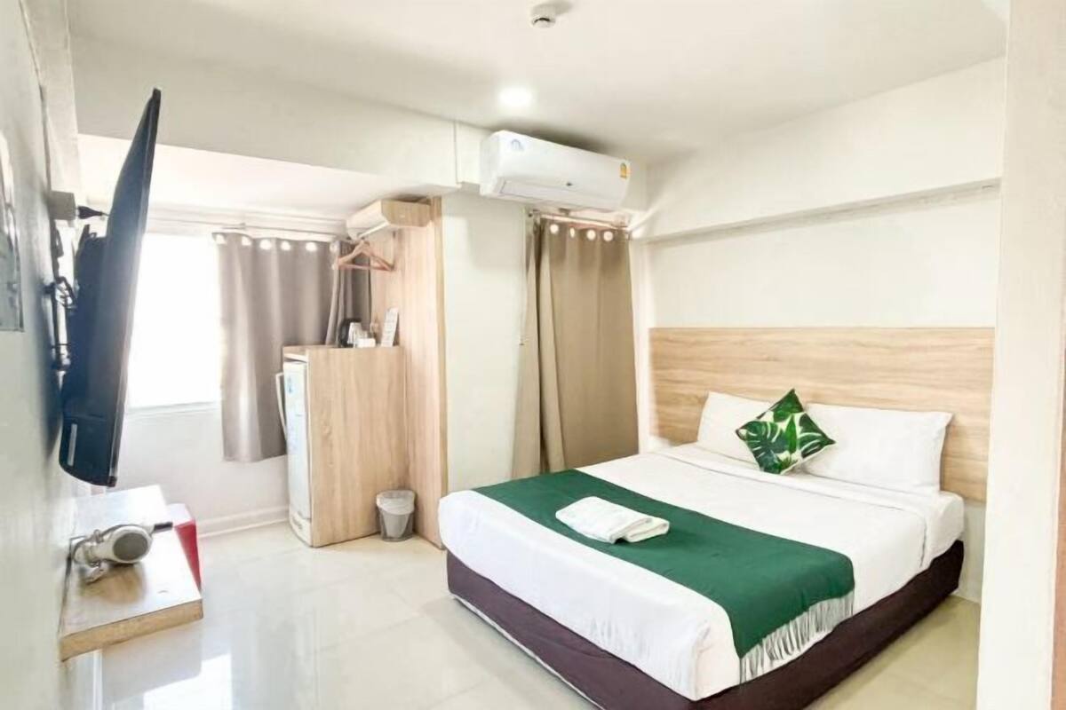 Blackout curtains, free WiFi, bed sheets