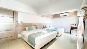Family Room, 2 King Beds | Cortinas blackout, wifi gratis y ropa de cama