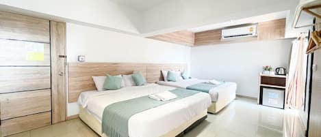 Family Room, 2 King Beds | Cortinas blackout, wifi gratis y ropa de cama