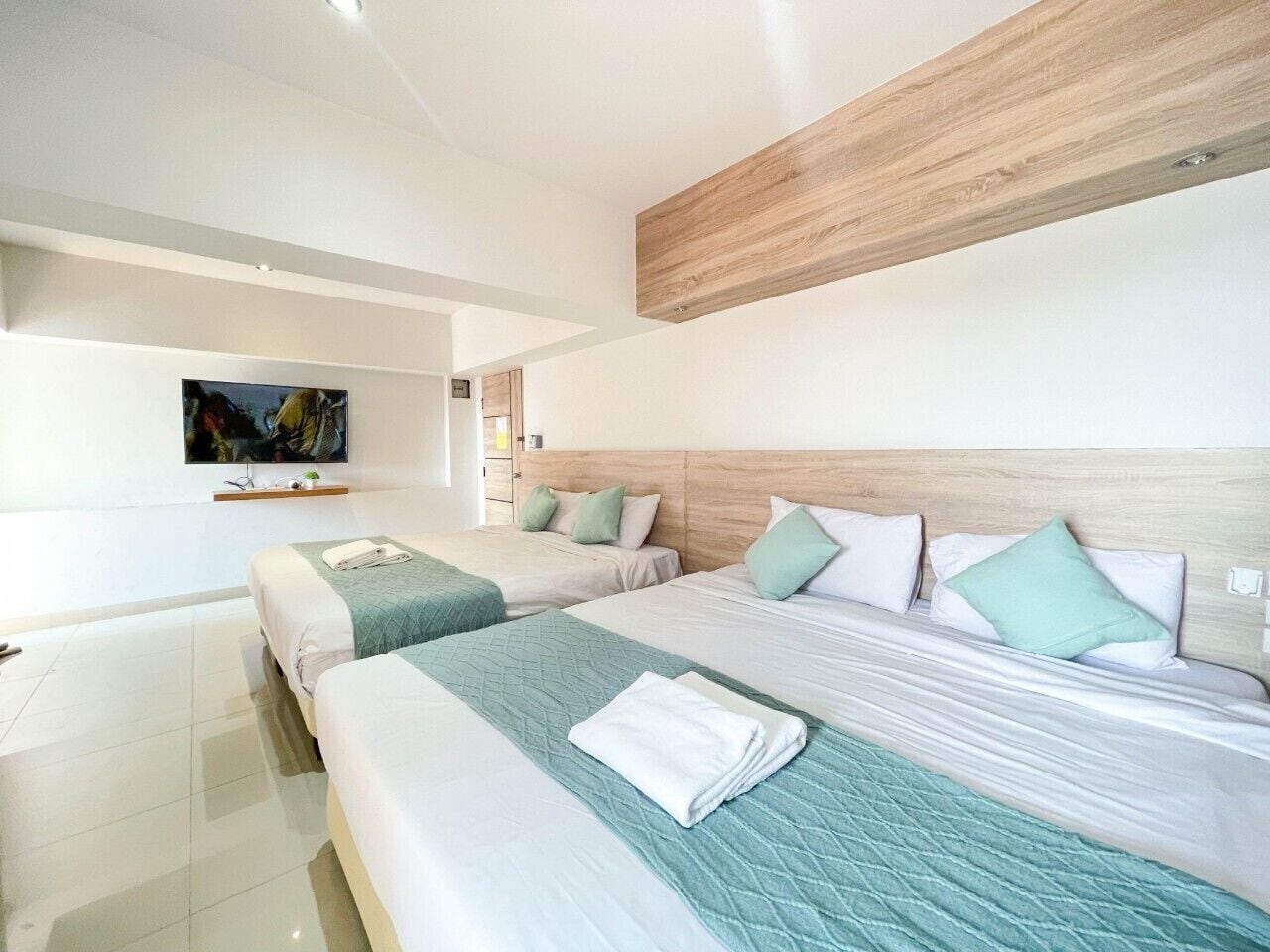 Family Room, 2 King Beds | Cortinas blackout, wifi gratis y ropa de cama 