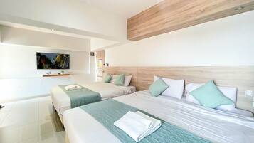 Family Room, 2 King Beds | Cortinas blackout, wifi gratis y ropa de cama