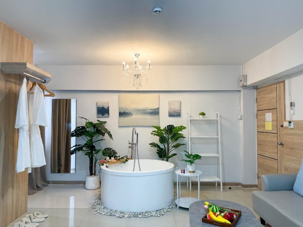 Phòng Premium, 1 giường cỡ king, không hút thuốc, bồn tắm | Khu phòng khách | Smart TV 50-inch có truyền hình cáp, TV 