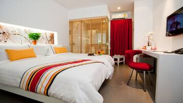 Deluxe Room | Minibar, in-room safe, desk, soundproofing