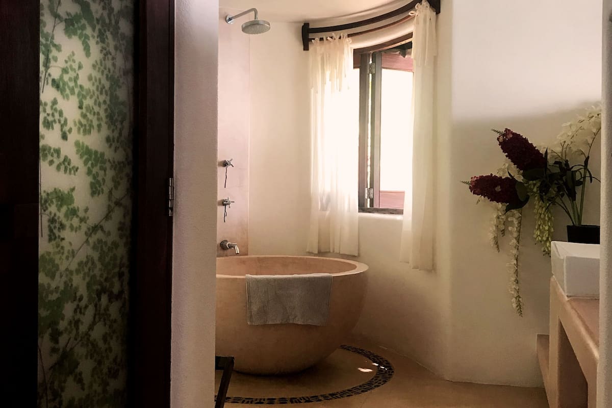 Baño | Regadera, amenidades de baño gratuitas, toallas