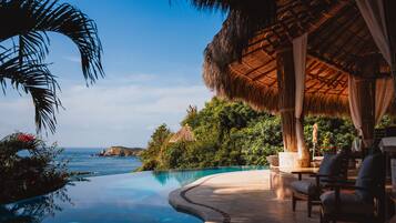 室外泳池;泳池傘、躺椅