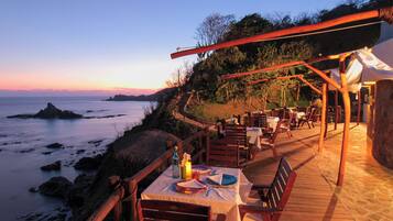 供應早餐、午餐、晚餐;海洋景