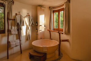 Een douche, gratis toiletartikelen, handdoeken