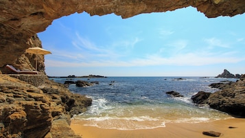 Playa privada, sillas reclinables de playa, sombrillas, toallas de playa