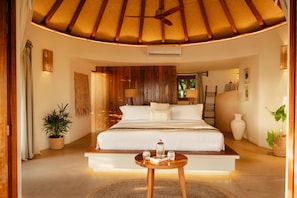 Senior-Suite, 1 King-Bett, Meerblick | Hochwertige Bettwaren, Zimmersafe, individuell dekoriert