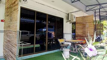 Ropa de cama hipoalergénica y caja de seguridad en la habitación