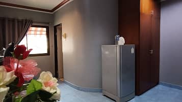 Habitación triple junior, 1 habitación, cocineta, en el área del jardín | Ropa de cama hipoalergénica y caja de seguridad en la habitación