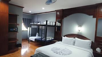 Habitación triple junior, 1 habitación, cocineta, en el área del jardín | Camas extra