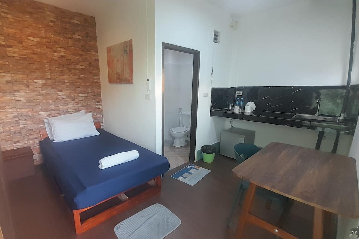 City Single Room | Hypo-allergenic bedding, in-room safe, desk, laptop workspace