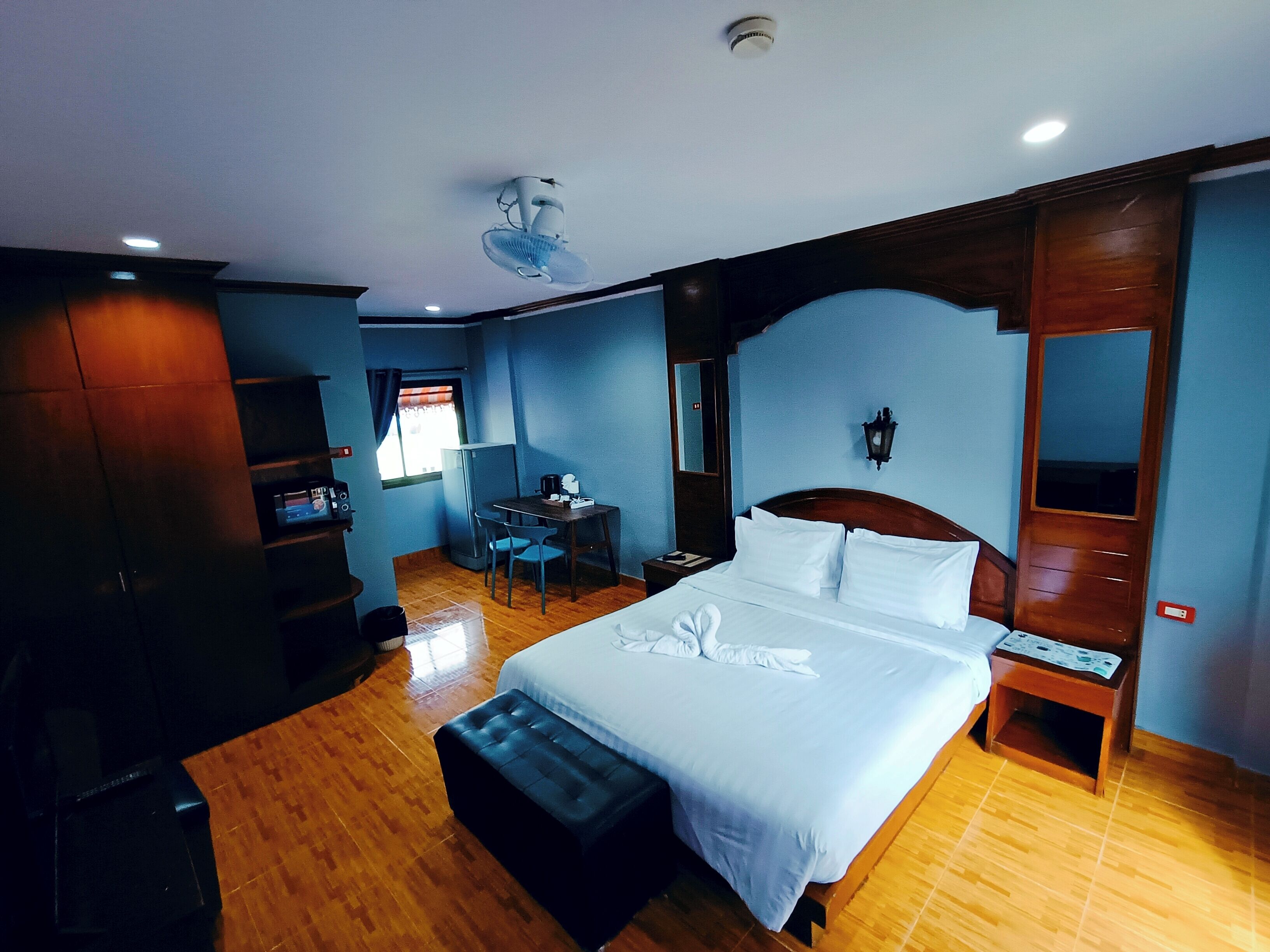 ห้องดีลักซ์ดับเบิล | เครื่องนอนป้องกันสารก่อภูมิแพ้, ตู้นิรภัยในห้องพัก, โต๊ะทำงาน