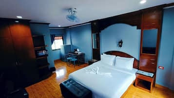 Ropa de cama hipoalergénica y caja de seguridad en la habitación