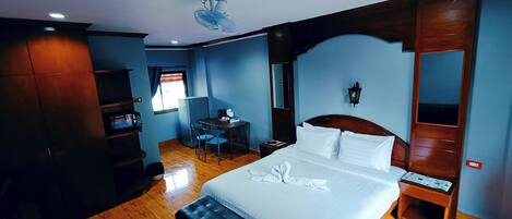 Deluxe Double Room | Hypo-allergenic bedding, in-room safe, desk, laptop workspace