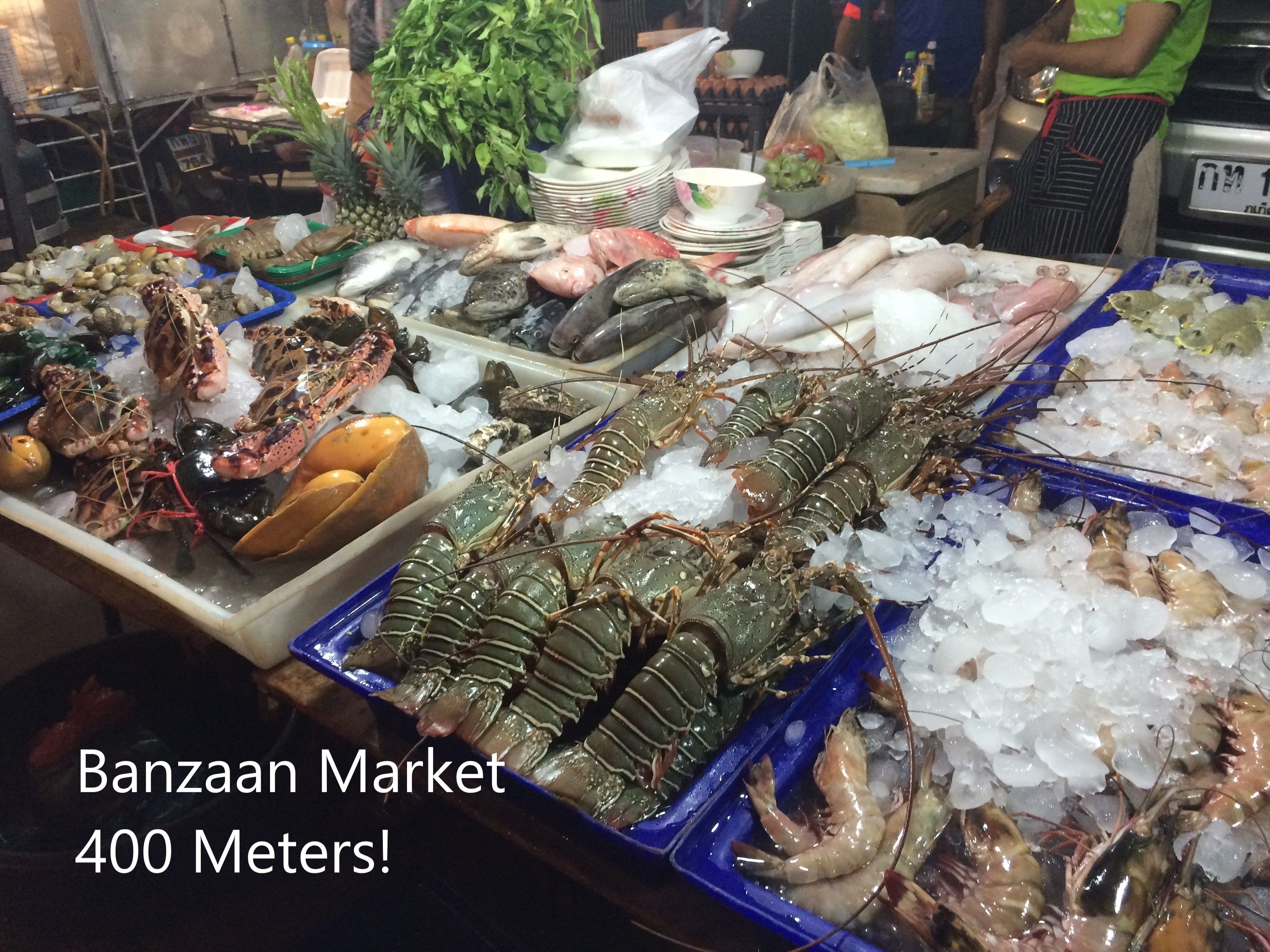 Un mercat de marisc amb diferents tipus de productes del mar exposats sobre gel.