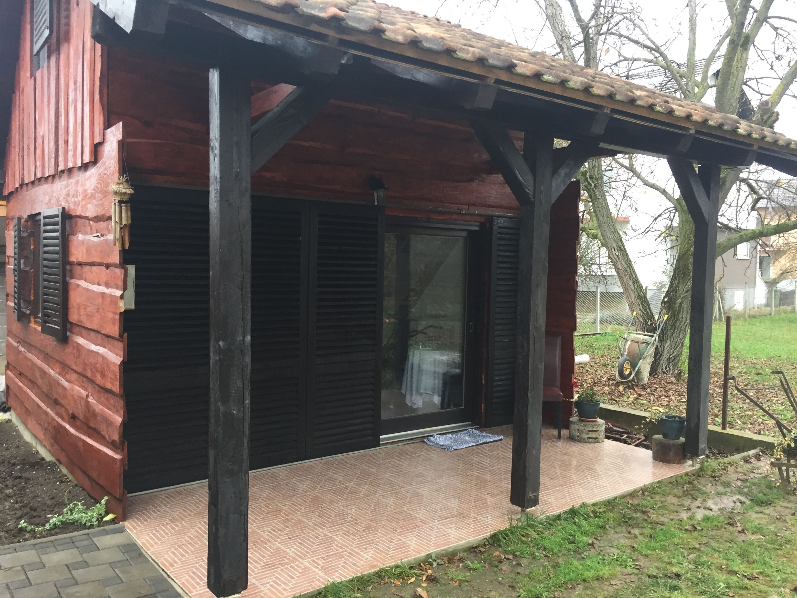Tavanomainen bungalow, esteetön, terassi | Näkymä puutarhaan