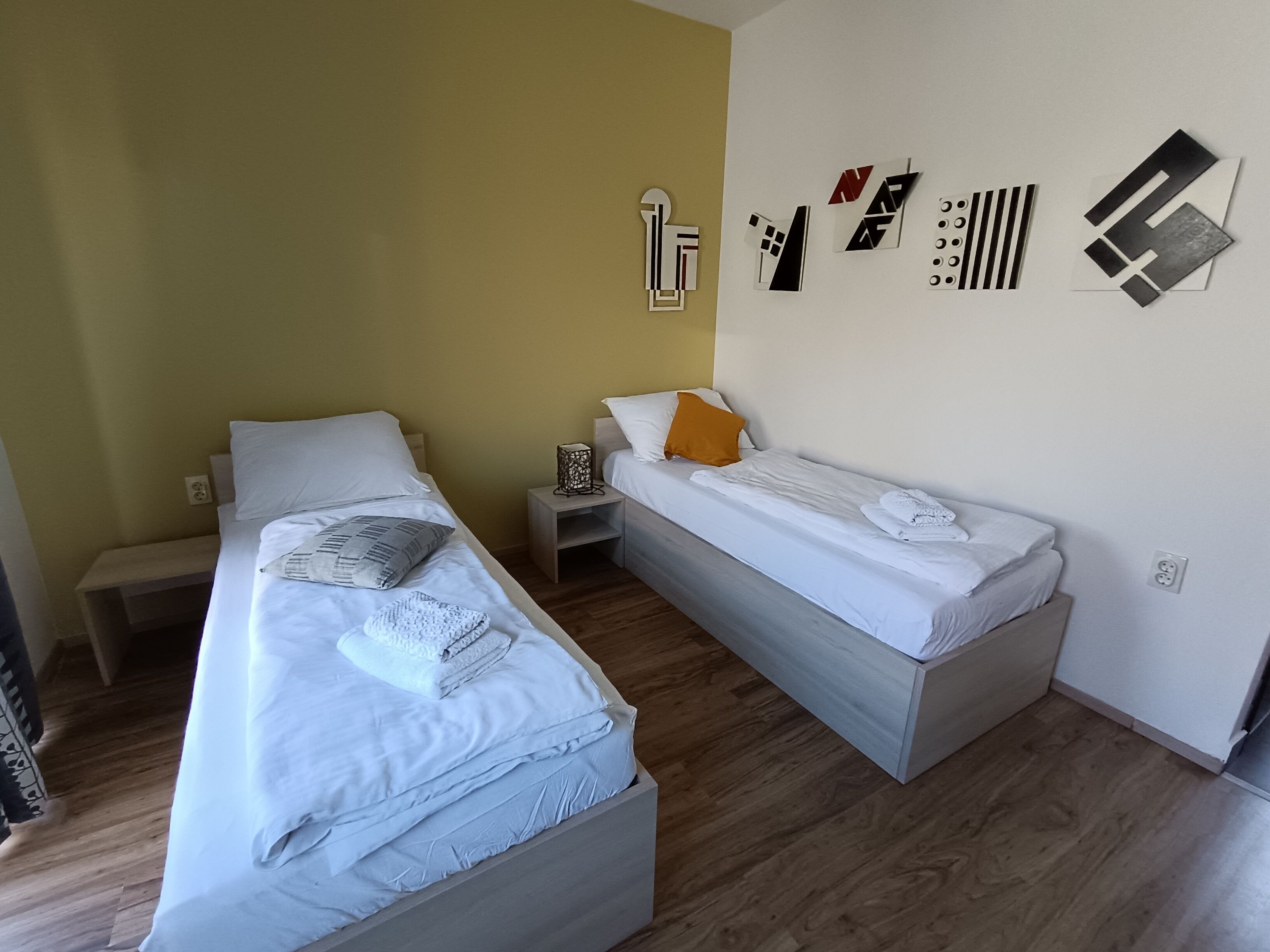 Ropa de cama de alta calidad, escritorio y cortinas blackout 