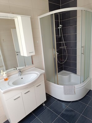Appartement, uitzicht op binnenplaats | Badkamer | Een douche, een regendouche, een haardroger, handdoeken