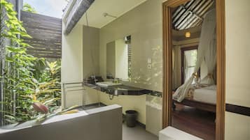 Shower, rainfall showerhead, free toiletries, hair dryer