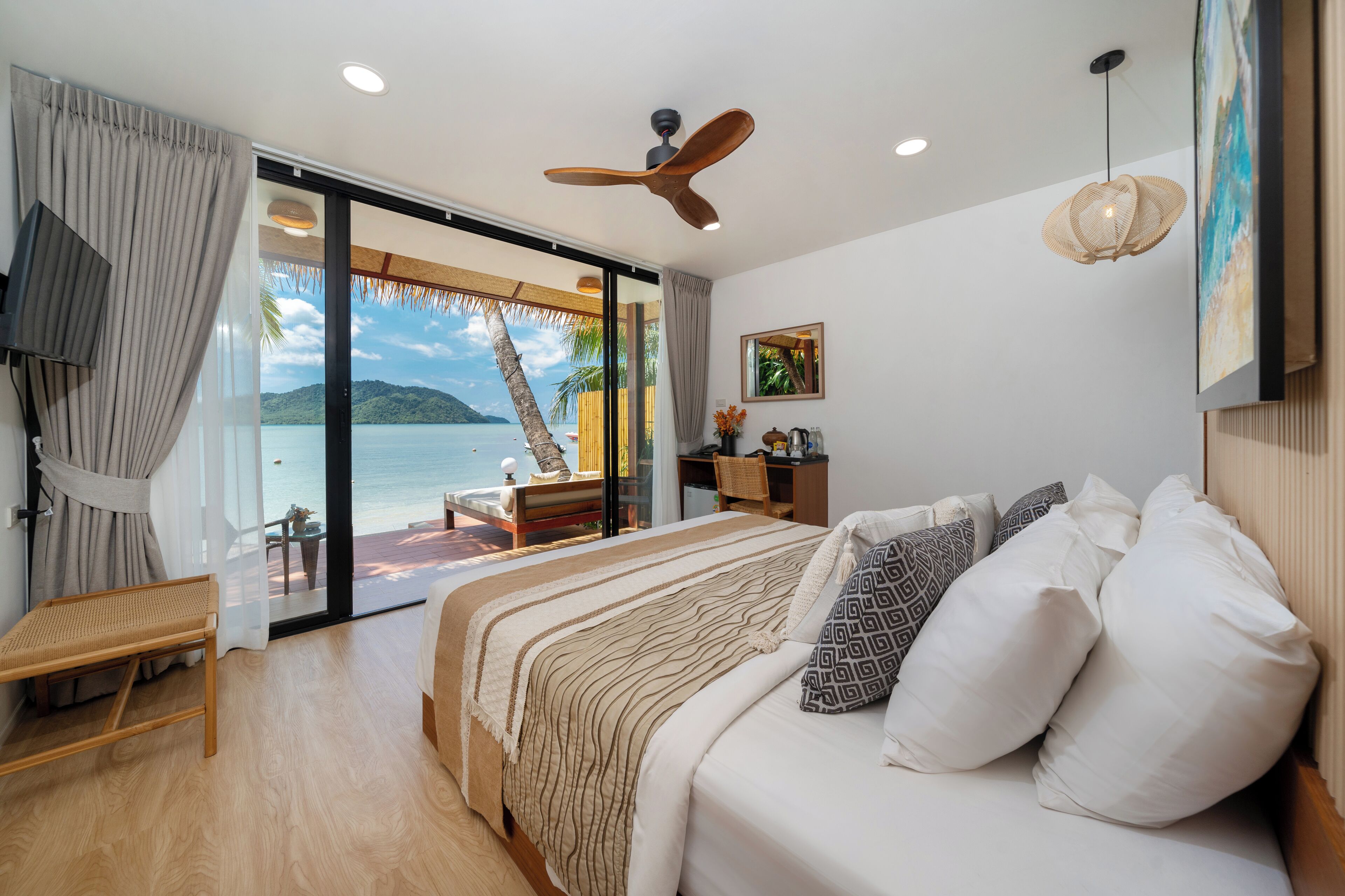 premier room, sea view, beachfront | 1 bedroom, minibar, in-room safe, desk