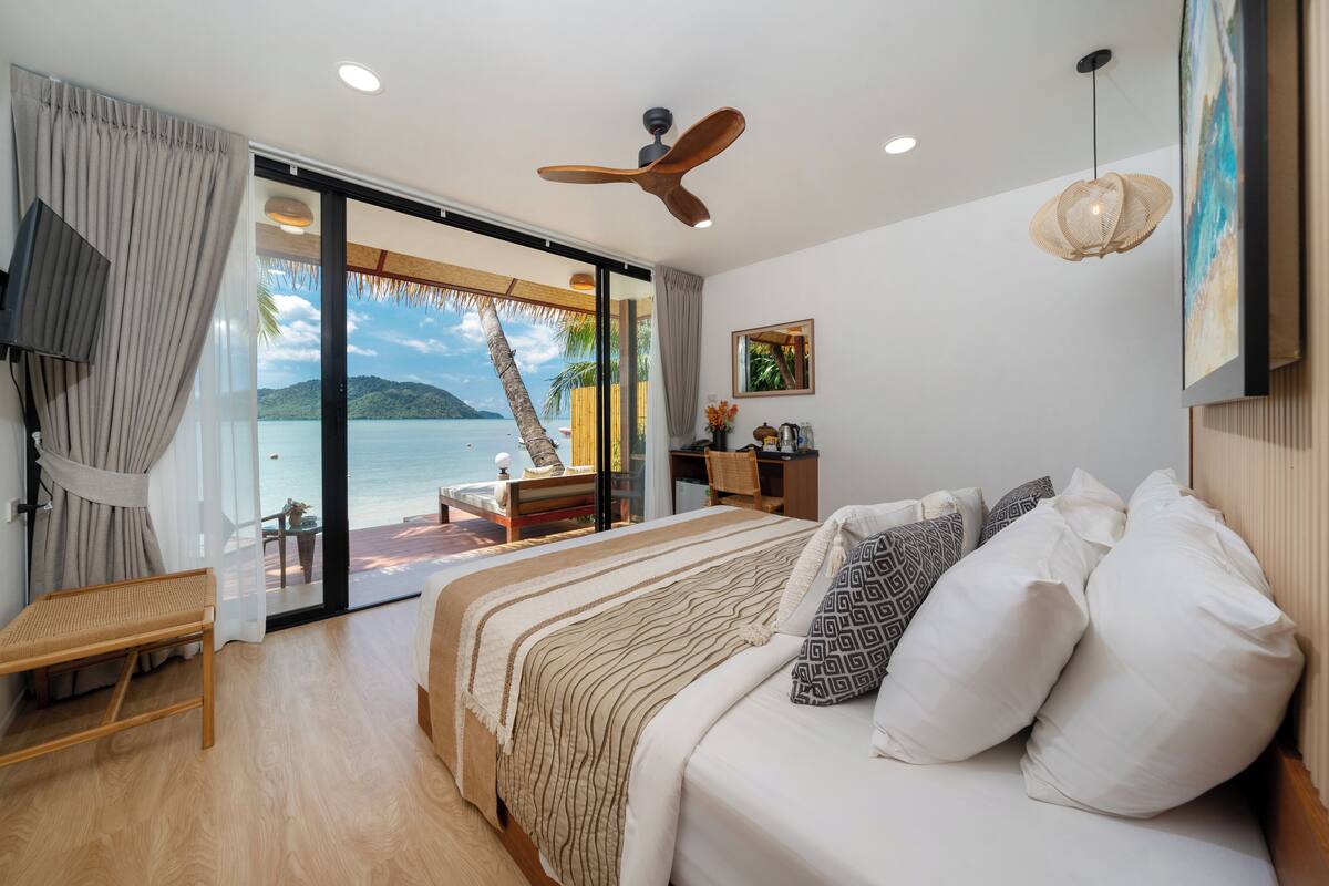 premier room, sea view, beachfront | 1 bedroom, minibar, in-room safe, desk