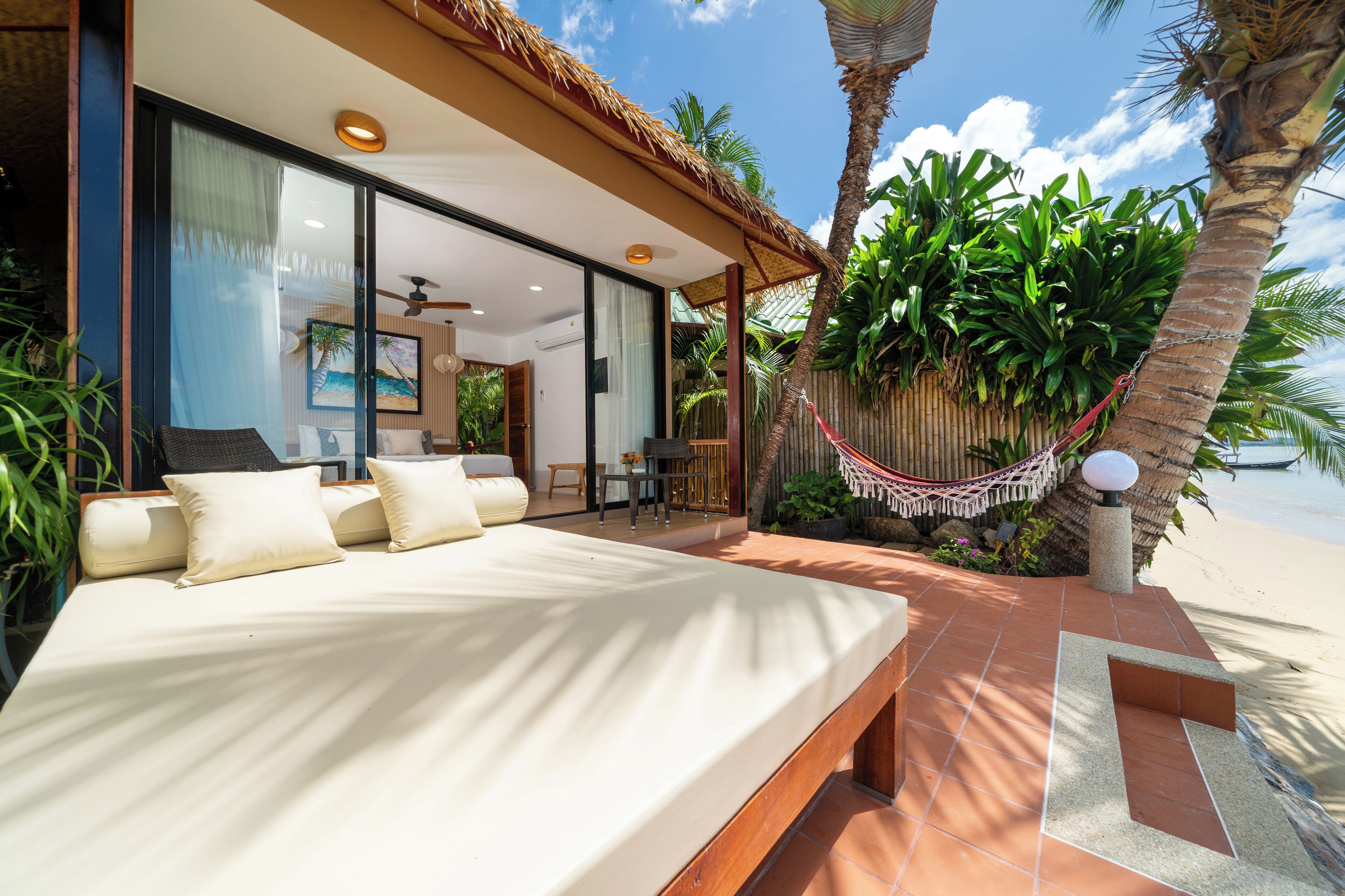 Chambre « Premier », vue mer, en front de plage | Terrasse/Patio