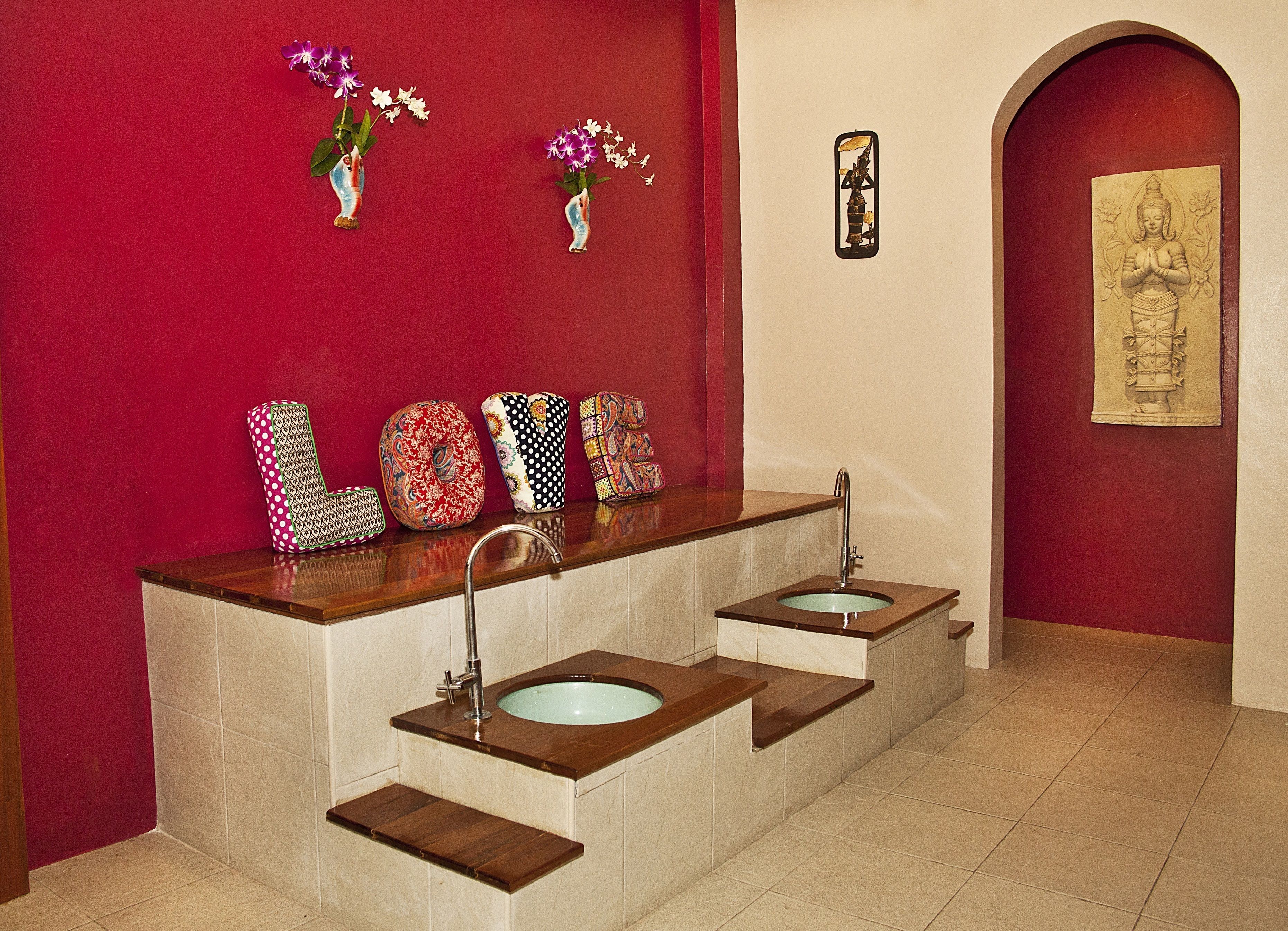 sauna, aromatherapy, body wraps, body scrubs, facials, reflexology