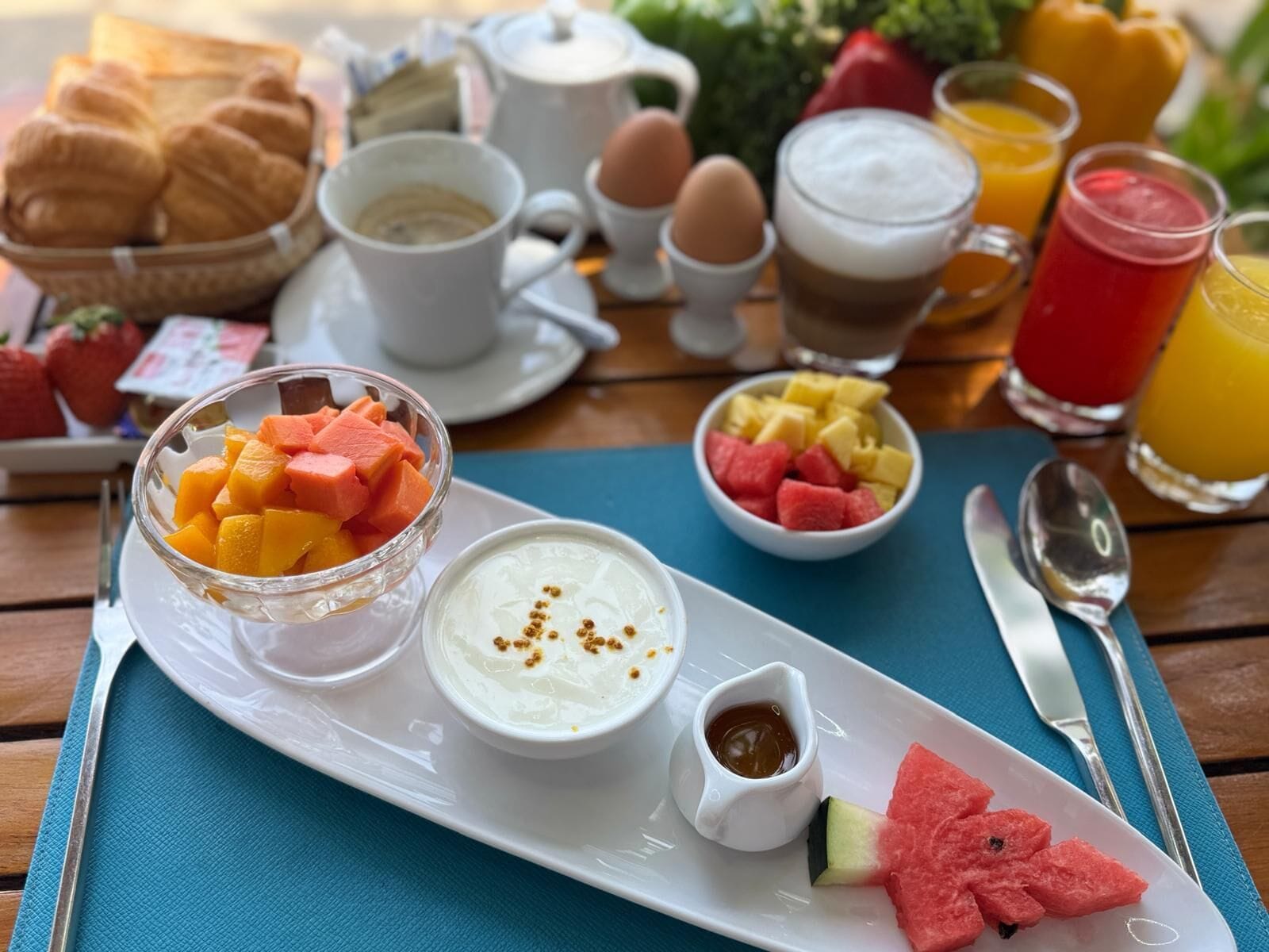 daily continental breakfast (thb 300 per person)