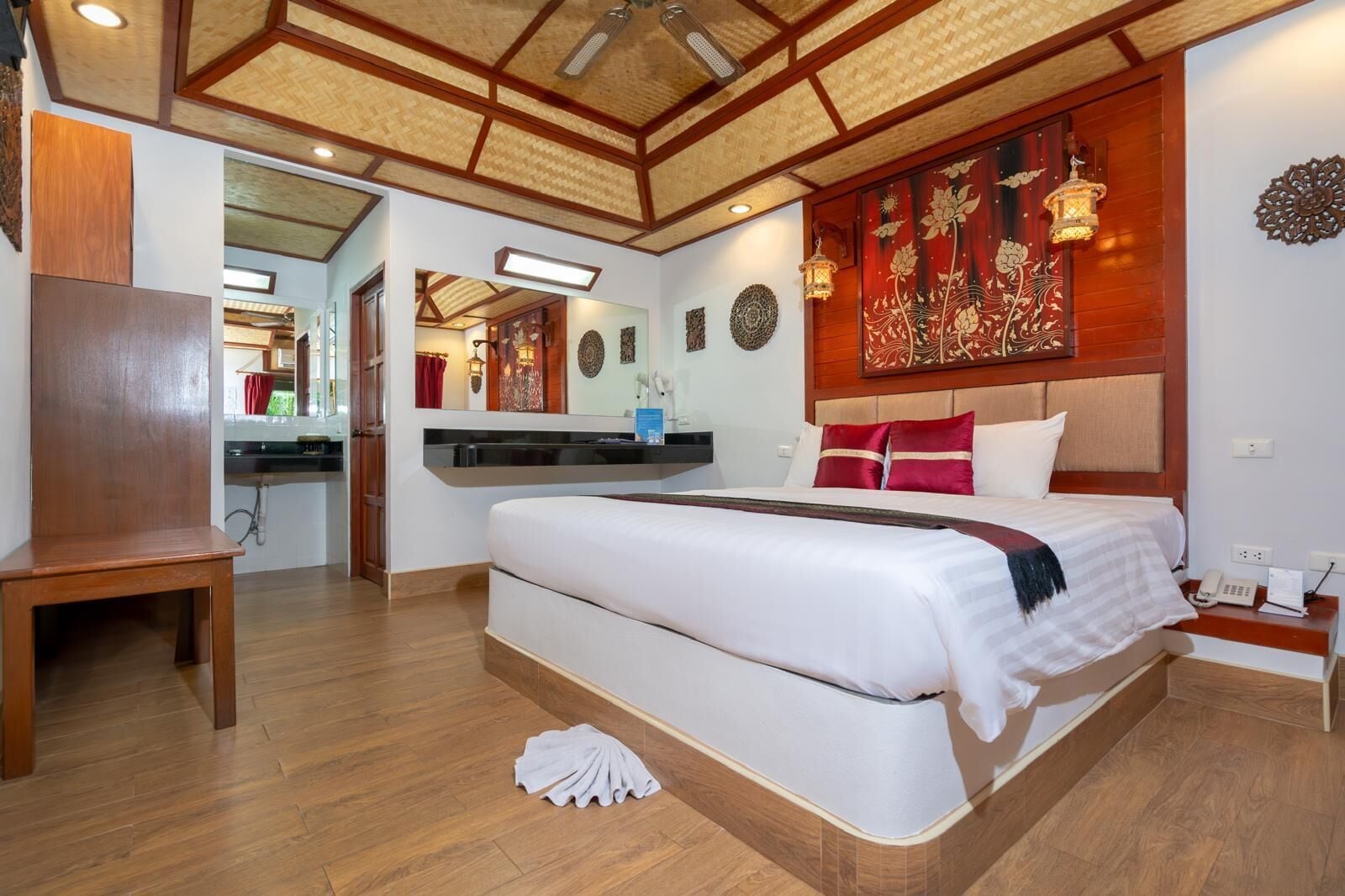 standard double room | 1 bedroom, minibar, in-room safe, desk