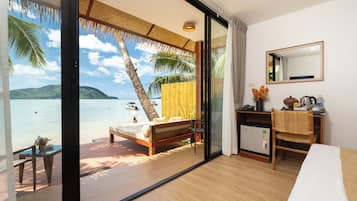 Premier Room, Sea View, Beachfront | 1 bilik tidur, bar mini, peti besi dalam bilik, meja