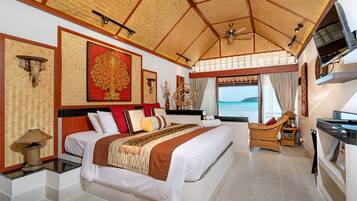 1 bilik tidur, bar mini, peti besi dalam bilik, meja