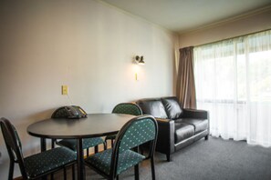 Familielejlighed - badekar (Unit) | Spisning på værelset