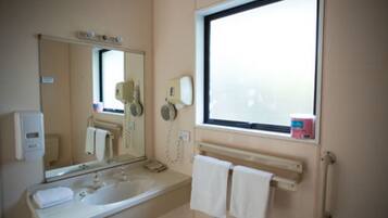 Large Family Unit, Maxi Spa Bath | Bathroom | Free toiletries, hair dryer, towels